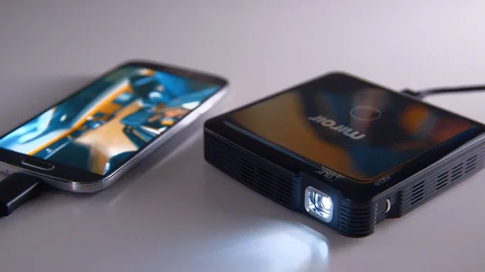 Can You Connect Your Phone To A Mini Projector Wirelessly
